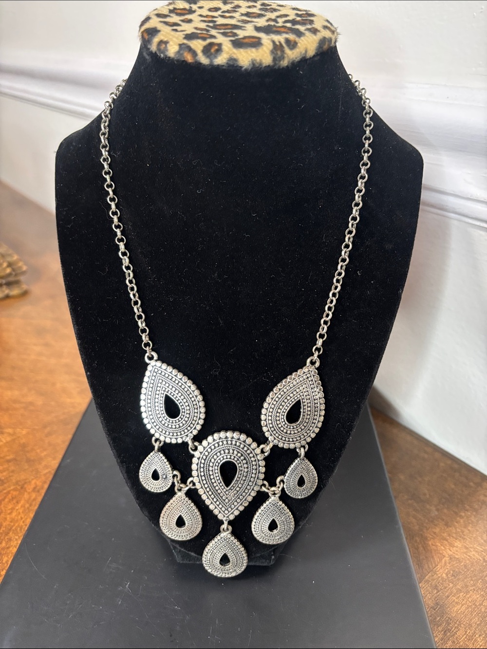 🔥Elegant Silver-Tone Teardrop Statement Necklace - Women Jewelry